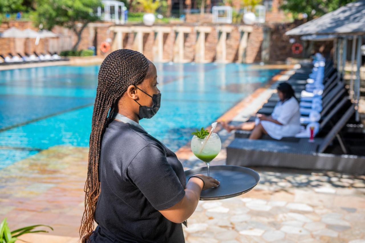 Hotel The Capital Zimbali à Ballito Extérieur photo A waitress wearing a face mask at a hotel in Kigali, Rwanda
