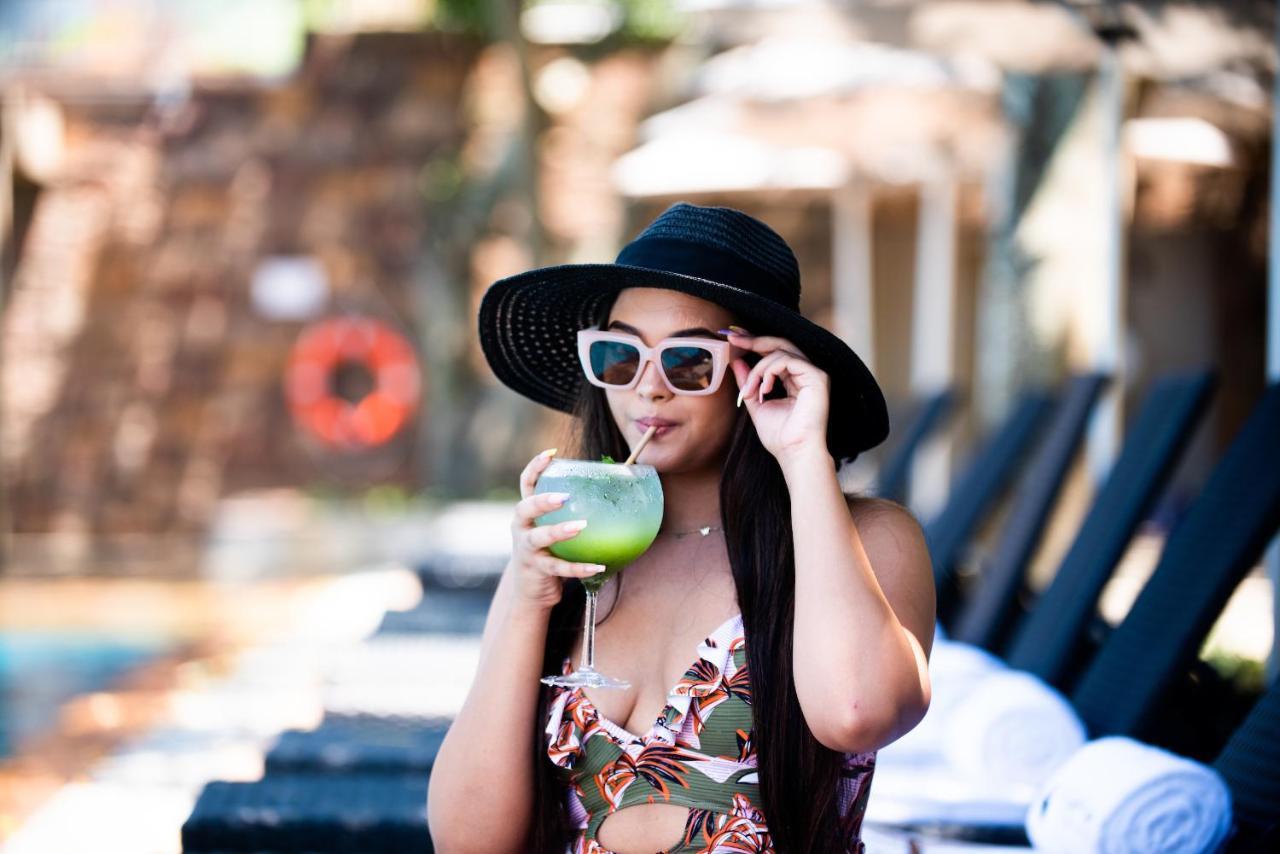 Hotel The Capital Zimbali à Ballito Extérieur photo A woman wearing a hat