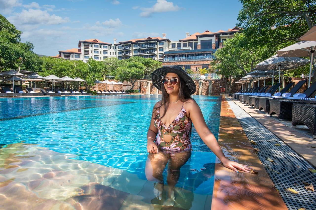 Hotel The Capital Zimbali à Ballito Extérieur photo A woman wearing a sun hat