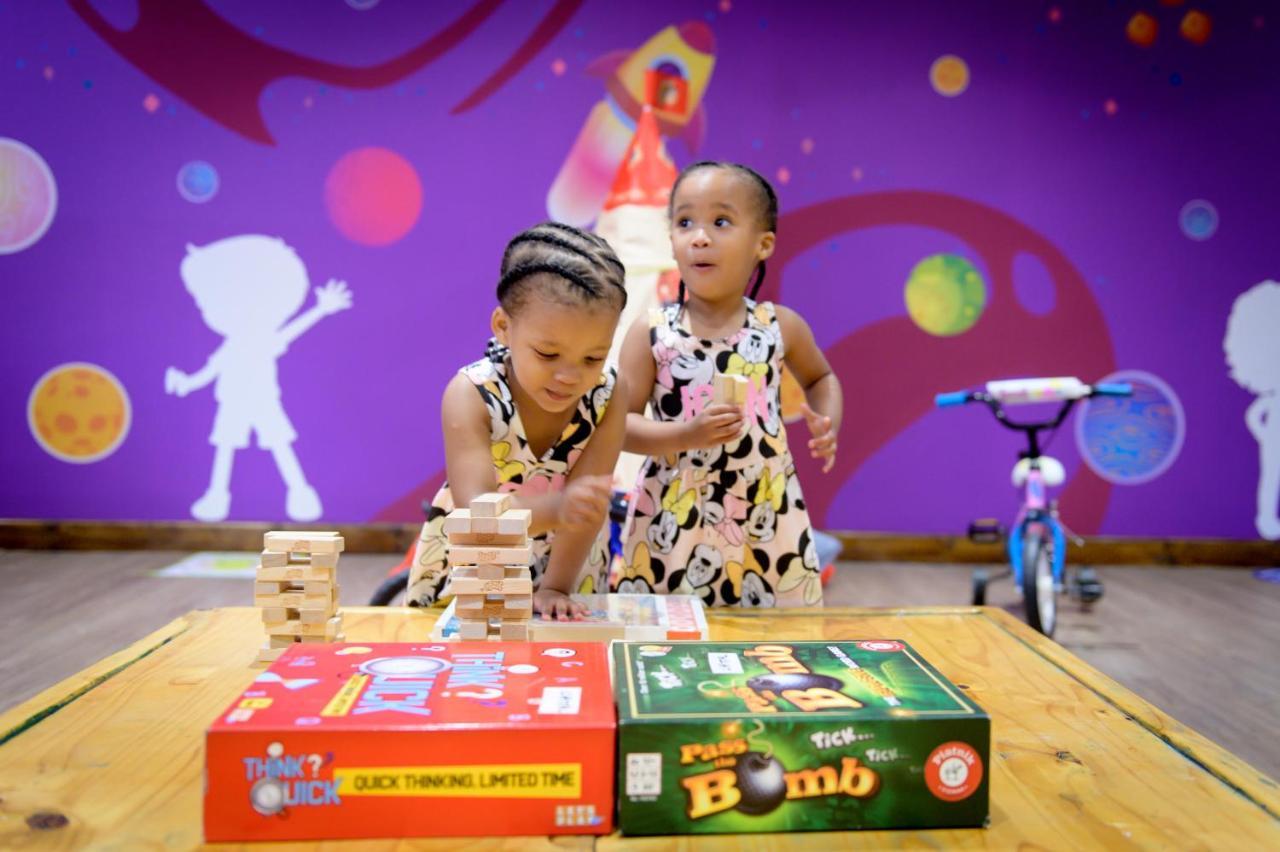 Hotel The Capital Zimbali à Ballito Extérieur photo Two children playing with board games