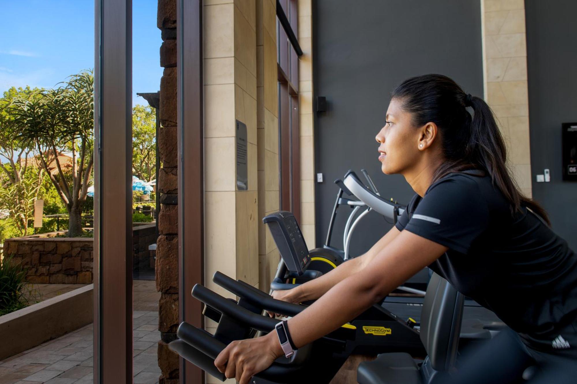 Hotel The Capital Zimbali à Ballito Extérieur photo A woman on a treadmill